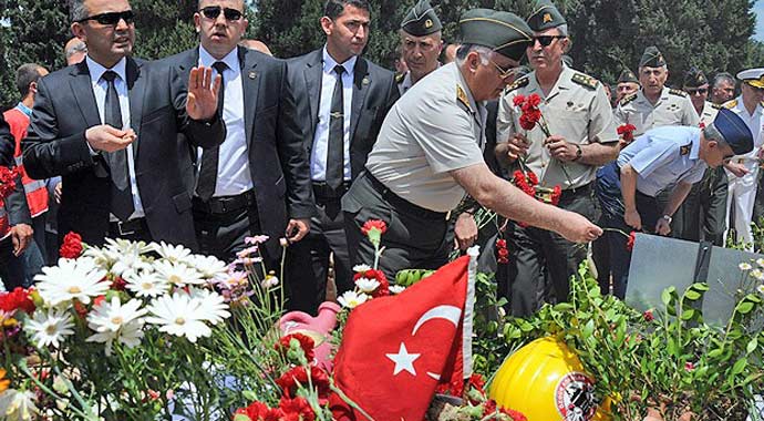 Orgeneral Özel'den Soma şehitlerine ziyaret