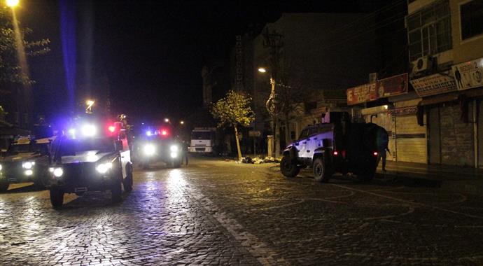 Diyarbakır'da göstericiler ateş açtı: 1 polis yaralı