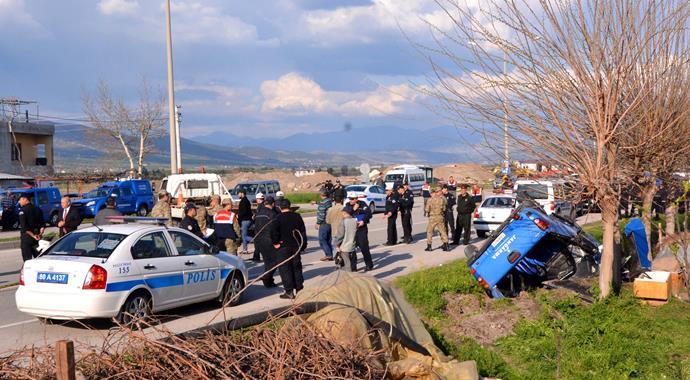 Osmaniye'de askeri araç devrildi