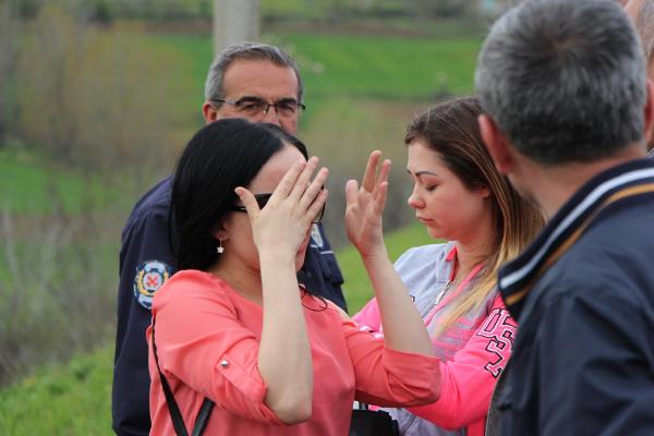 Otoyolu birbirine katan alkollü sürücü polise saldırdı