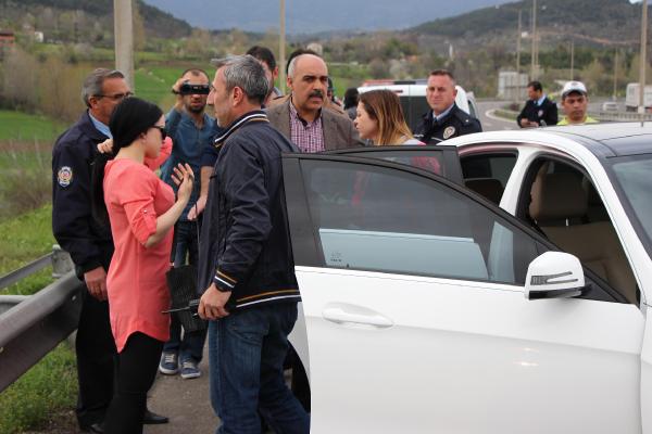 Otoyolu birbirine katan alkollü sürücü polise saldırdı
