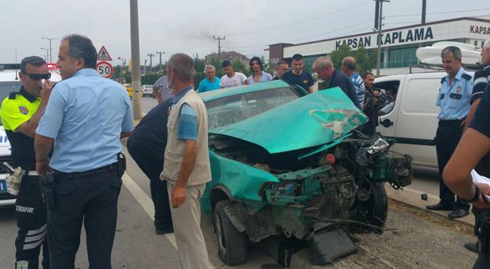 İkiye katlanan otomobilde can pazarı