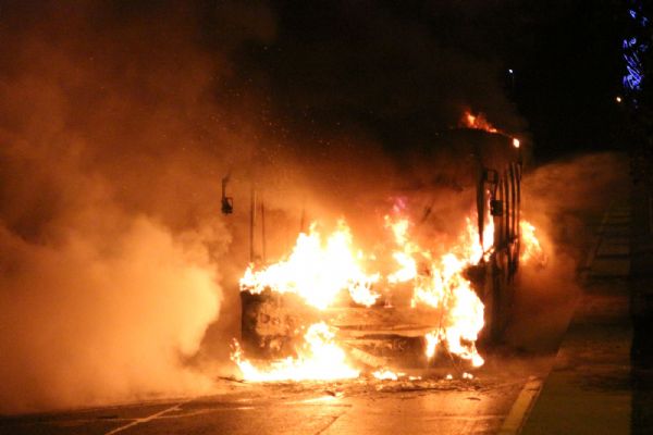 İstanbul'da Kobani eylemi! Belediye otobüsünü yaktılar