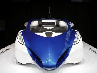 Merakla beklenen 'Uçan araba' Avusturya'da tanıtıldı