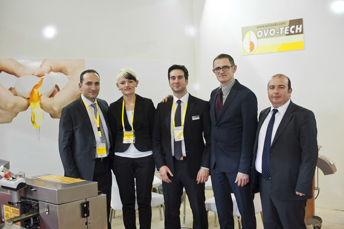 Yumurtaları kırıyor, sarısıyla akını ayırıyor