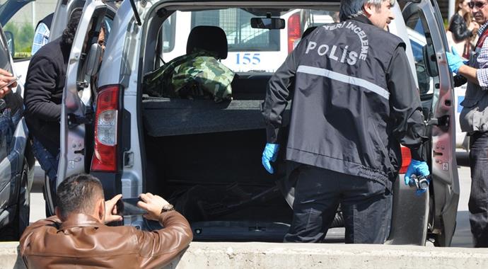 İzmir Adliyesi otoparkında yapılan aramada 6 silah ele geçirildi