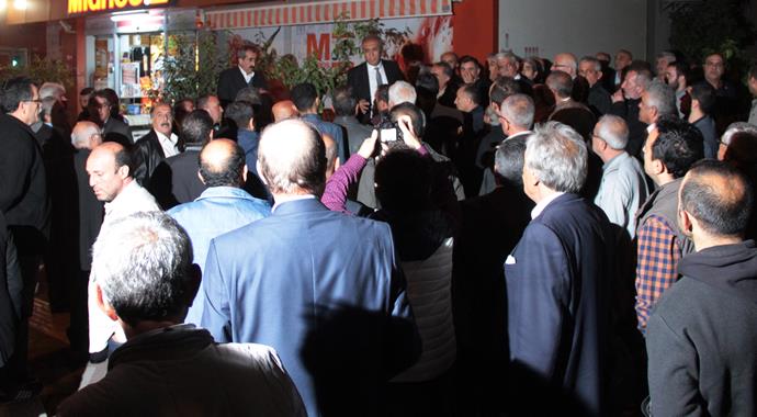 CHP'li Başkan 200 kişi ile binayı bastı