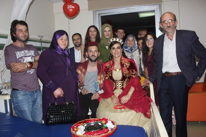 Damat hastalanınca gelin kınayı acil serviste yaptı