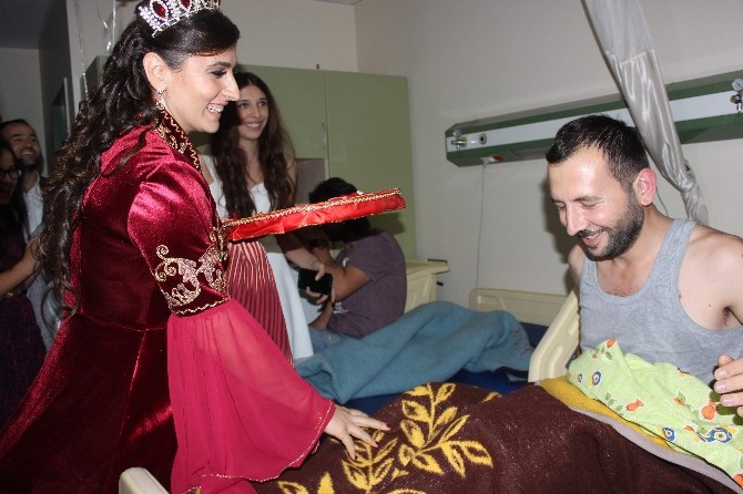 Damat hastalanınca gelin kınayı acil serviste yaptı