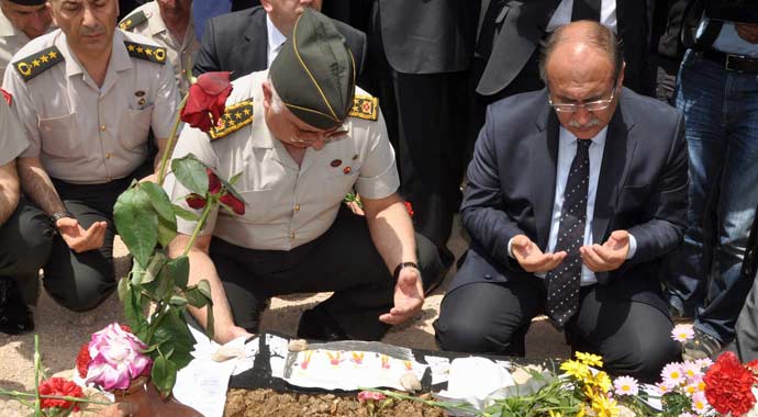Orgeneral Özel'den Soma şehitlerine ziyaret