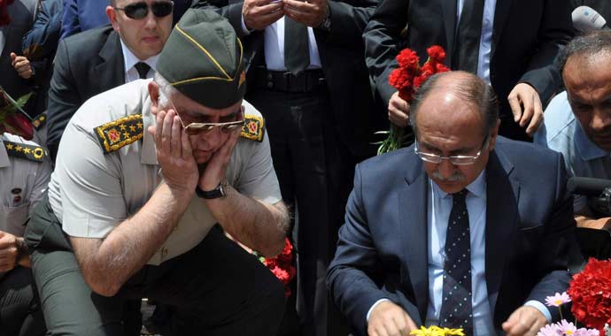 Orgeneral Özel'den Soma şehitlerine ziyaret