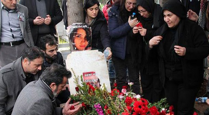 Babasından Özgecan'ın mezarında ağlatan sözler