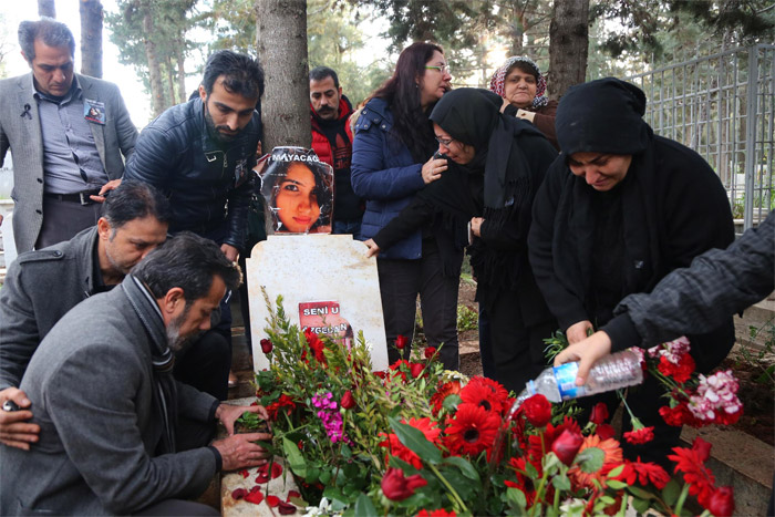Babasından Özgecan'ın mezarında ağlatan sözler