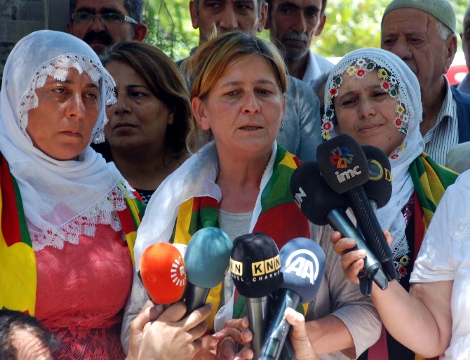 PKK'ya katılan 'Kırmızı Fularlı Kız'ın annesi HDP'den aday!