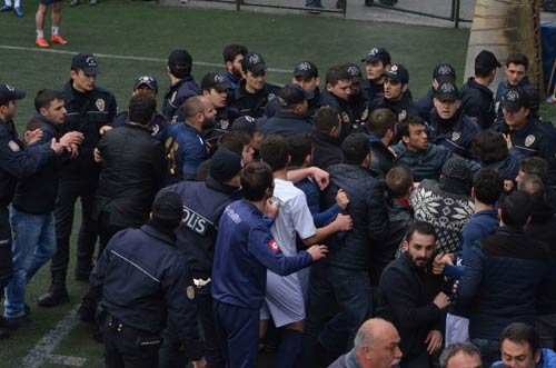 Maçta futbolcu arkadaşına vurdular diye hakeme saldırdı!