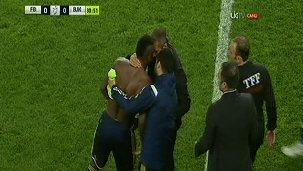 Emenike formasını çıkardı, oyundan çıkmak istedi