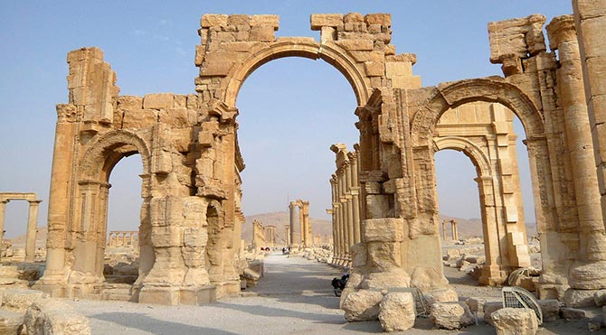 Terör örgütü IŞİD, Palmira'daki tarihi kemeri yok etti