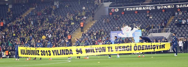 Fenerbahçe'den Galatasaray'a pankartlı gönderme