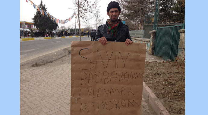 Başbakan'ın Elazığ mitinginde ilginç pankart