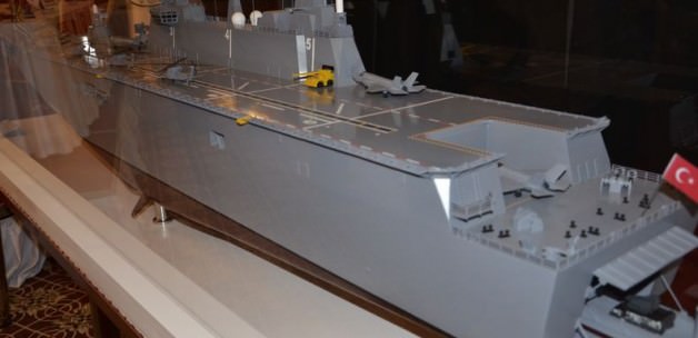 Türkiye'nin en büyük askeri gemisi için imzalar atıldı