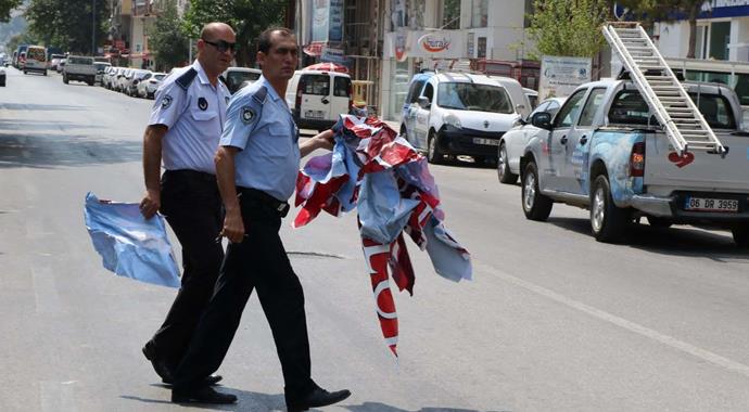 Bilboardlardan Türk bayrağı resimlerinin söküldüğü iddiası