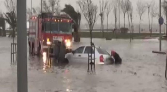 İstanbul fırtınaya teslim! İşte inanılmaz görüntüler