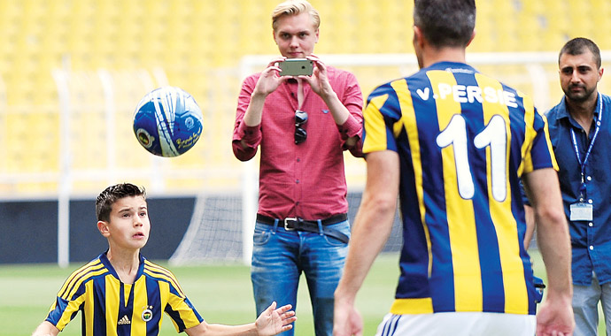 Fenerbahçe'nin son Superstar'ı Robin Van Persie imzayı attı