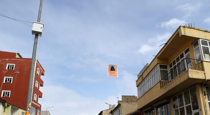 Kızları intihar eden aile bu pankartı astırdı!