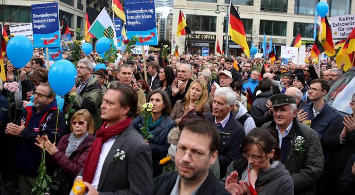Göçmen karşıtı binlerce Alman, Berlin'i savaş alanına çevirdi