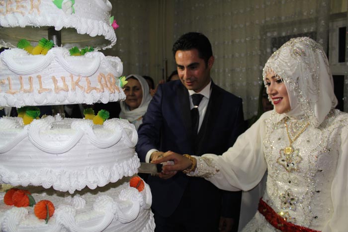 Ağlayarak geldiği Hakkari'de telli duvaklı gelin oldu