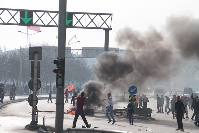 Kazlıçeşme karıştı, Nevruz'dan çıkanlar polise saldırdı!
