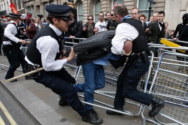 Londra'da polis barışçıl göstericilere müdahale etti