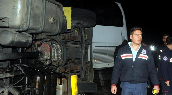 Yan yatan kamyon yolcu otobüsüne çarptı: 1 öü