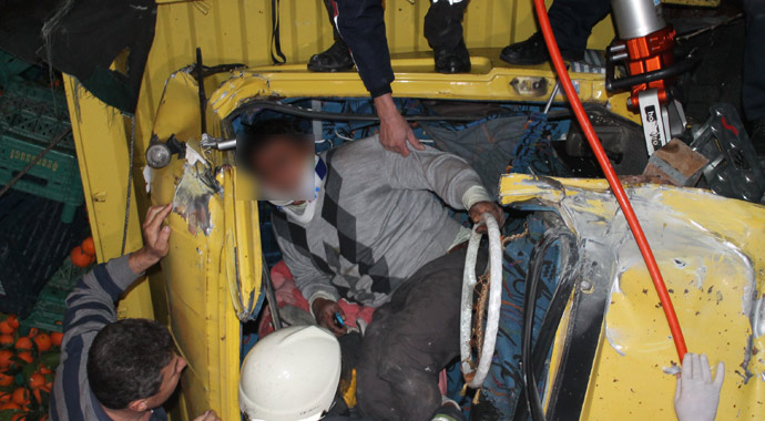 Kamyon devrildi, portakallar yola saçıldı