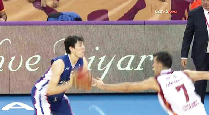 Nefesleri kesen Galatasaray Anadolu Efes derbisinde kazanan Sarı-Kırmızılılar oldu