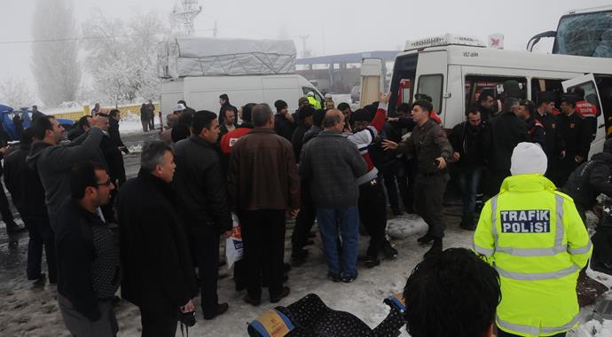 Öğretmen servisi ile  otobüs çarpıştı: 2 ölü çok sayıda yaralı