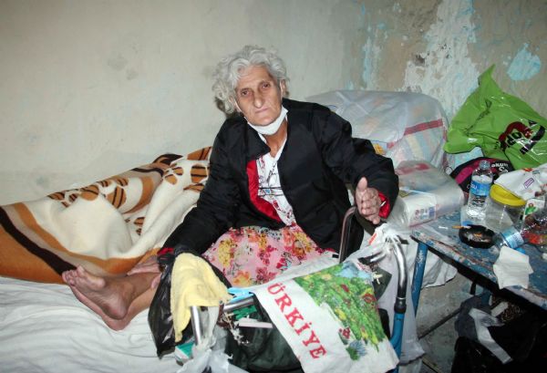 Çocukları terk etti, sokakta yaşam savaşı veriyor