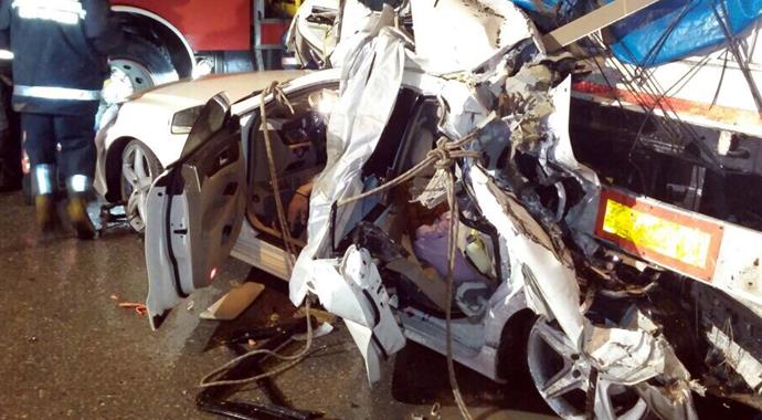 Lüks otomobil park halindeki TIR'a çarptı: 3 ölü, 1 yaralı