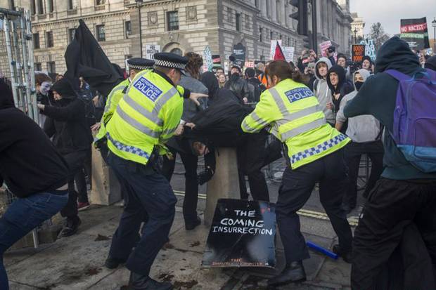 Londra'da öğrenciler ayaklandı!
