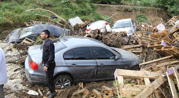D-100 karayolu sel nedeniyle ulaşıma kapandı