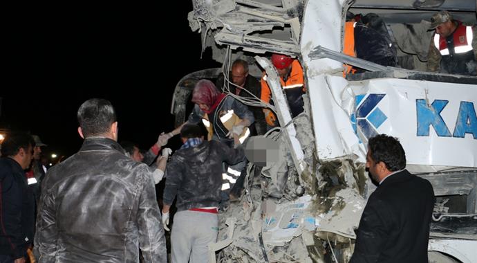 Erzurum'da otobüs TIR'a çarptı: 3 ölü, 24 yaralı