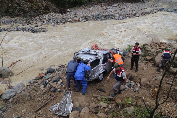 Ablasının düğün davetiyelerini dağıtırken feci şekilde can verdi!