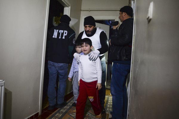 Polisi karşısında gören çocuk, 'Ben de silah yok'