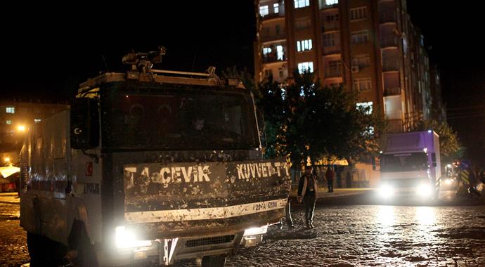 Diyarbakır'da göstericiler ateş açtı: 1 polis yaralı