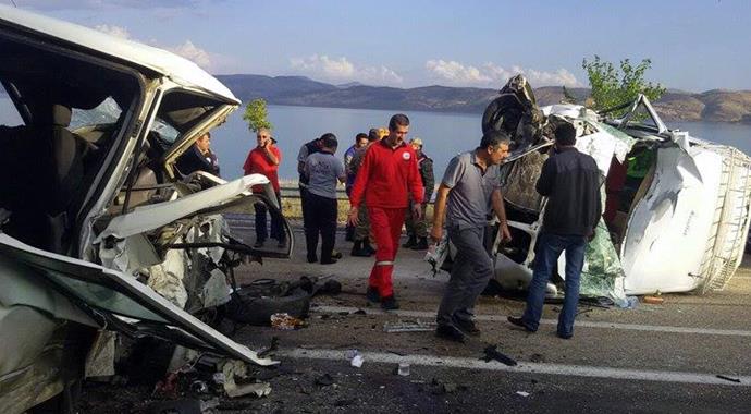 Elazığ'da 2 minibüs kafa kafaya çarpıştı: 1 ölü, 9 yaralı