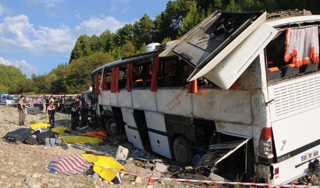 Antalya'da yolcu otobüsü kazası: 13 ölü, 33 yaralı