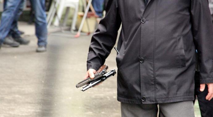 Birini başına dayadı, diğerini polise doğrulttu