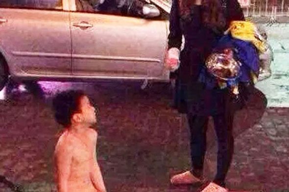Çocuğunu sokak ortasında çırılçıplak soydu