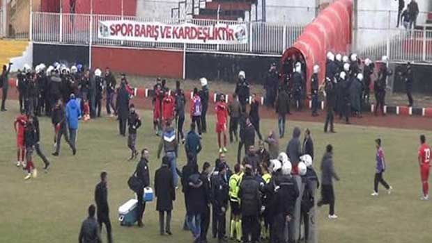 Asker selamı veren futbolcuya dayak!