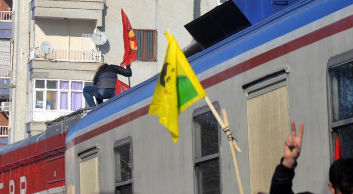 Diyarbakır'da seyir halindeki trene PKK bayrağı astılar